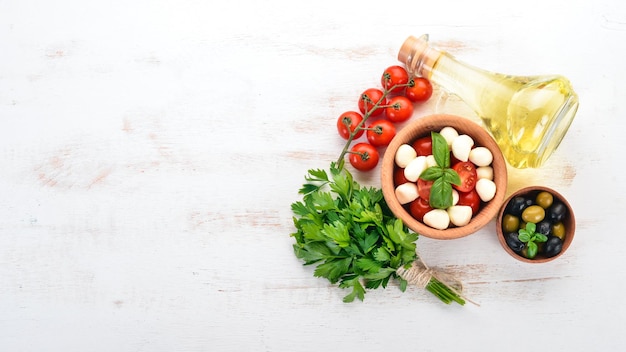 Świeże składniki na drewnianym stole